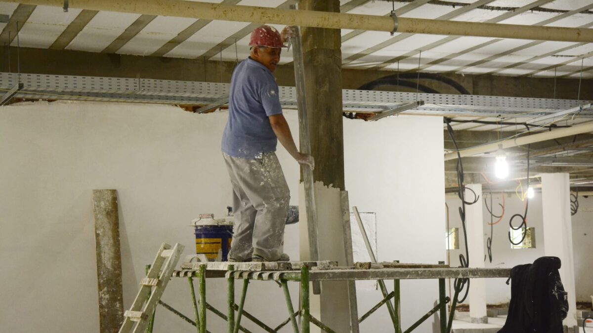 Trabalhador da construção civil em obra durante feirão de emprego em Santo André