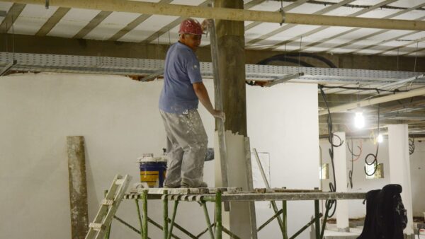 Trabalhador da construção civil em obra durante feirão de emprego em Santo André