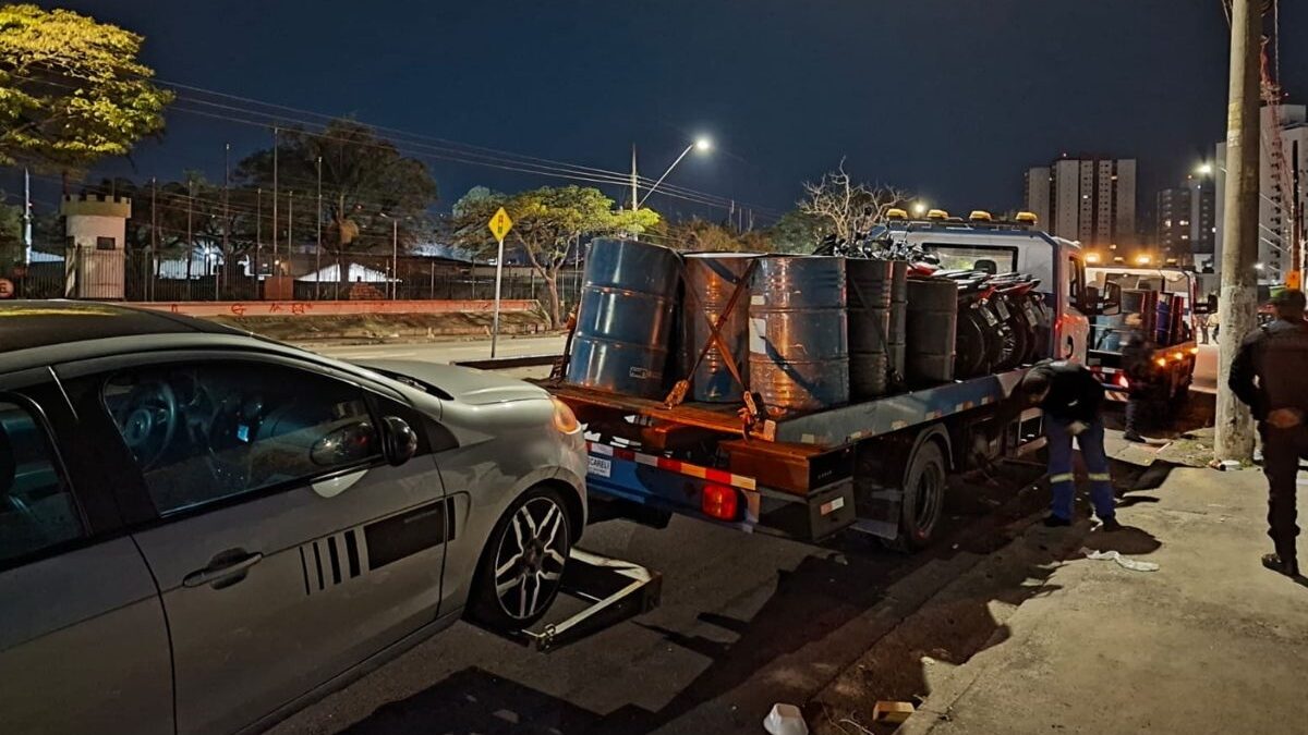 Caminhão-guincho recolhe tambores e motocicletas durante Operação Sono Tranquilo em Santo André