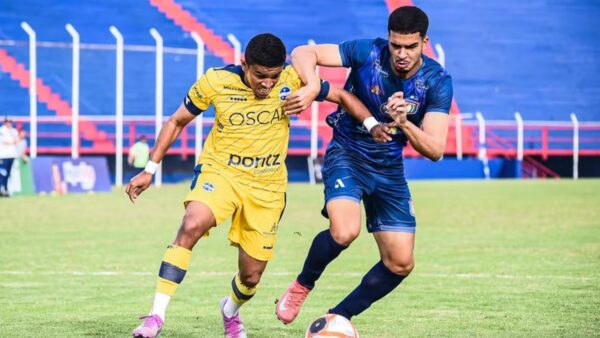Jogadores de São Caetano e São José disputam a bola em partida da Copa Paulista