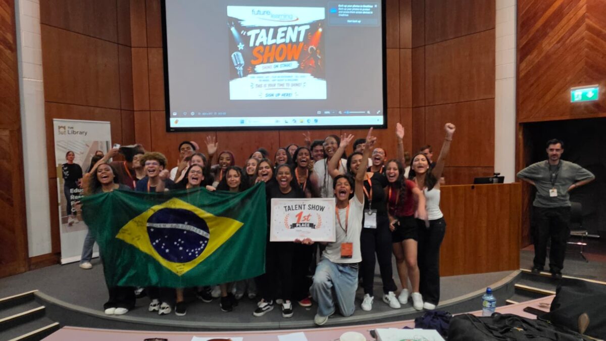 Estudantes do Conecta São Bernardo comemoram o primeiro lugar no Talent Show na Irlanda segurando a bandeira do Brasil