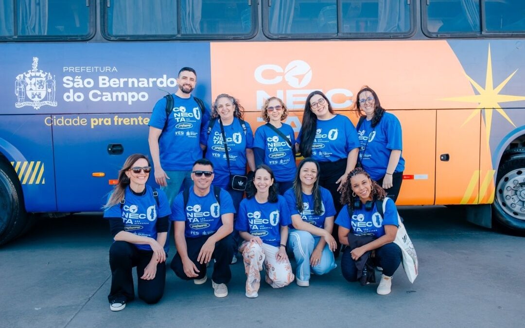 Professores da rede municipal de São Bernardo posam em frente a ônibus antes de embarcar para intercâmbio em Portugal