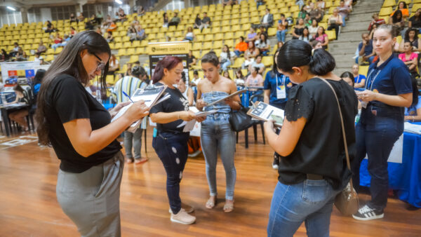 Candidatos preenchem fichas em mutirão de emprego em São Bernardo do Campo