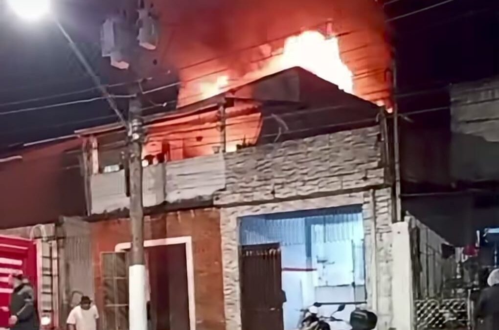 Bombeiros combatem incêndio em residência no bairro Ferrazópolis, em São Bernardo do Campo