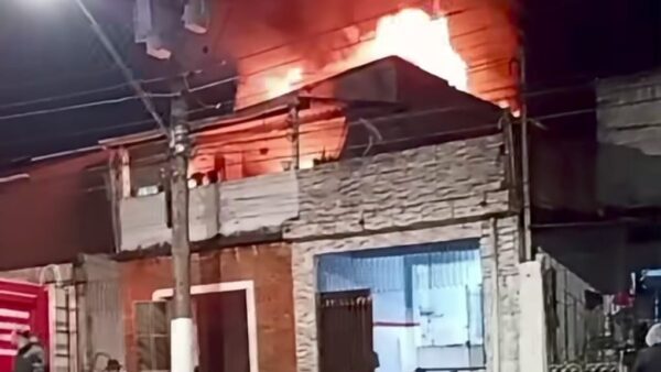 Bombeiros combatem incêndio em residência no bairro Ferrazópolis, em São Bernardo do Campo