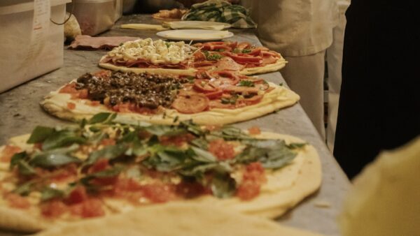 Pizzas sendo preparadas por pizzaiolo durante o Pizza Fest SBC em São Bernardo do Campo