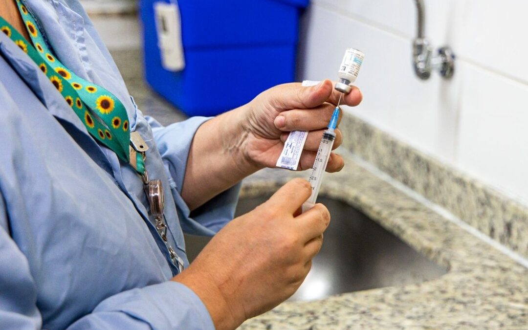 Profissional de saúde prepara dose da vacina Pneumocócica 23 em unidade de saúde de São Bernardo