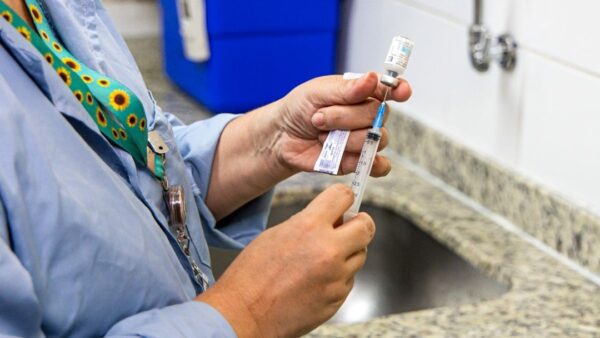 Profissional de saúde prepara dose da vacina Pneumocócica 23 em unidade de saúde de São Bernardo