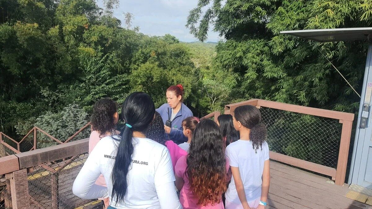 Crianças em visita guiada ao Parque Ecológico Imigrantes em São Bernardo