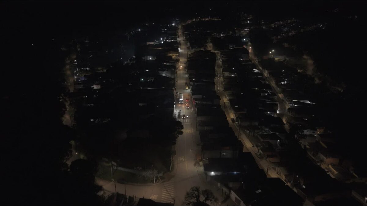Vista aérea noturna da nova iluminação em LED na Estrada do Rio Acima, no Pós-Balsa, São Bernardo