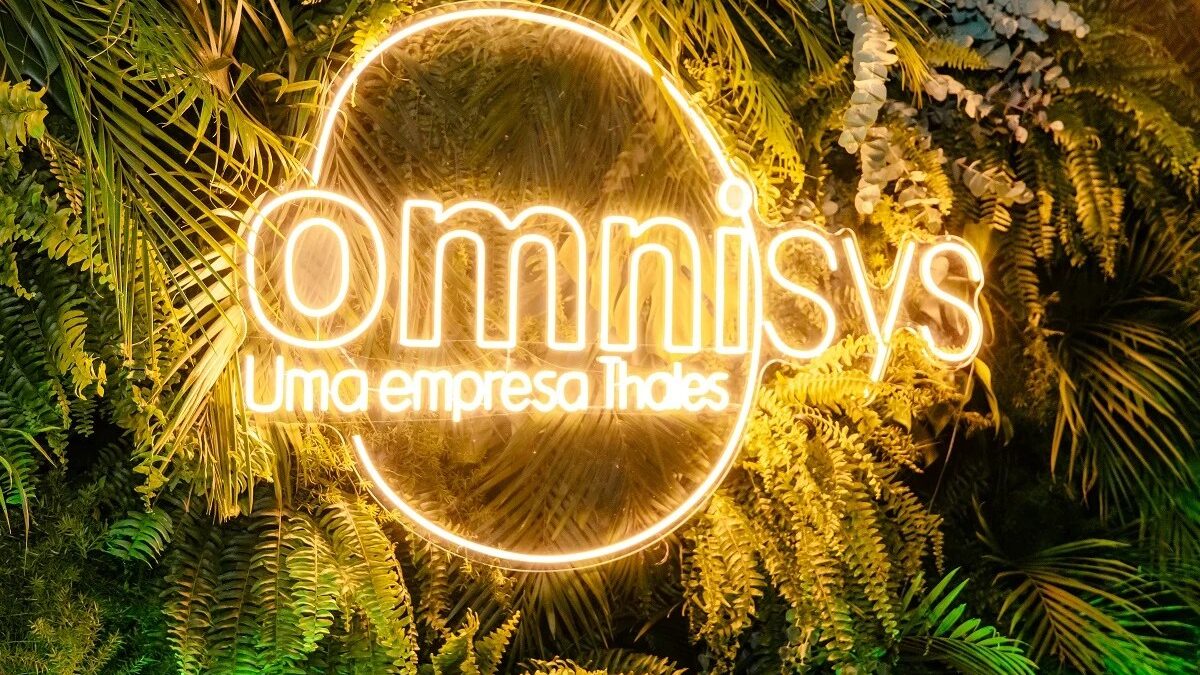 Letreiro luminoso da Omnisys na fábrica ampliada em São Bernardo