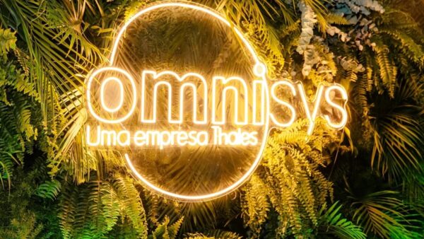 Letreiro luminoso da Omnisys na fábrica ampliada em São Bernardo