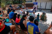 Grupo de pessoas sentado ao ar livre participa de encontro cultural em São Bernardo
