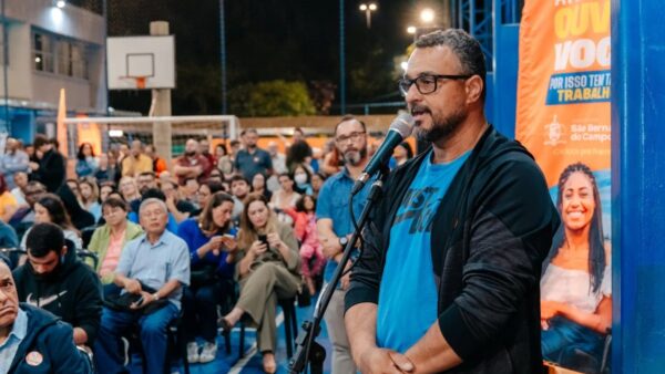 Morador discursa durante encontro do programa Voz da Gente em São Bernardo