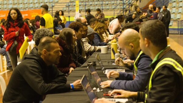 Candidatos participam de seletiva de emprego no Ginásio Poliesportivo de São Bernardo