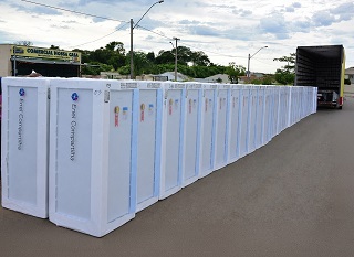 Fileira de geladeiras novas alinhadas para entrega