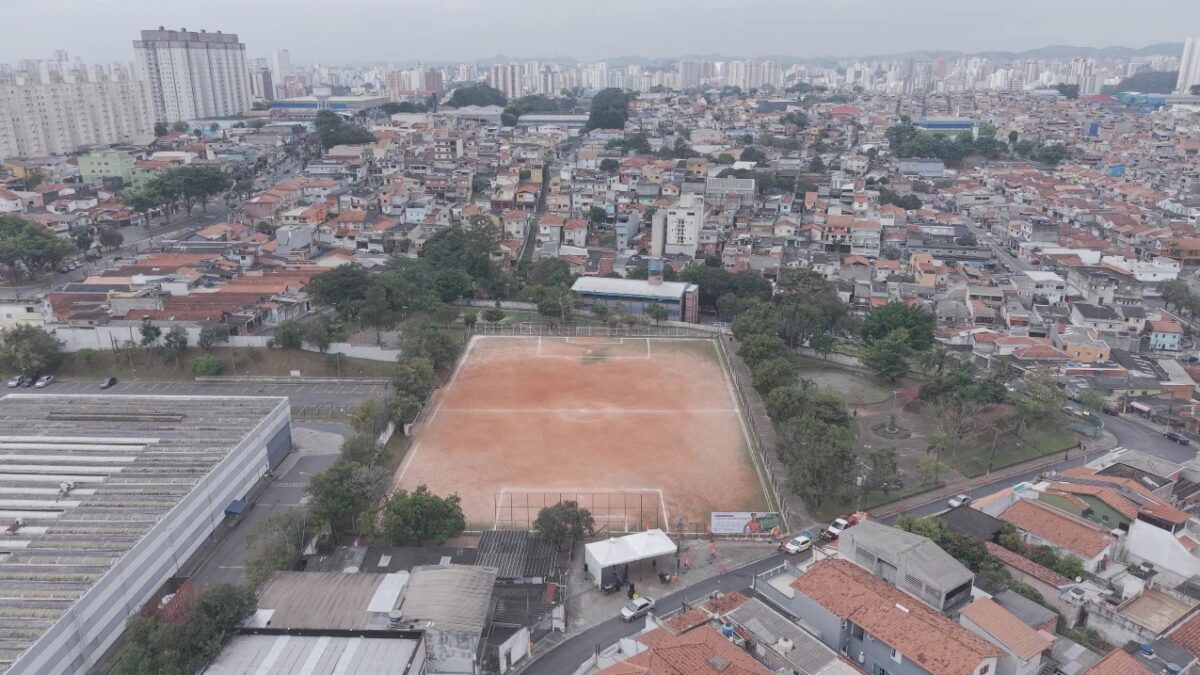 Vista aérea do campo de terra batida do Jardim Beatriz antes da revitalização