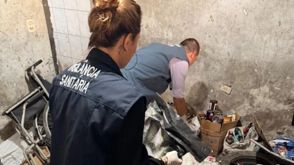 Fiscais da Vigilância Sanitária durante operação em ferro-velho em São Bernardo