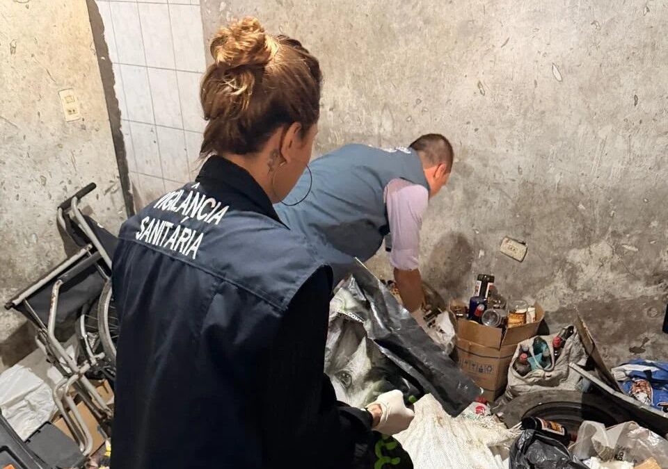 Fiscais da Vigilância Sanitária durante operação em ferro-velho em São Bernardo