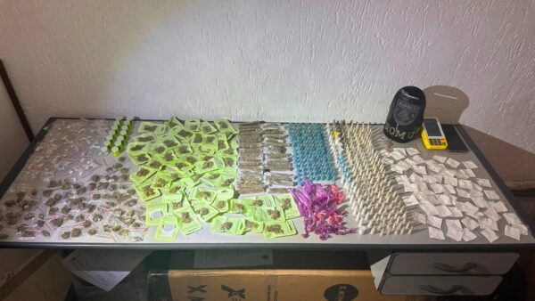 Drogas apreendidas pela Romu dispostas sobre uma mesa em São Bernardo