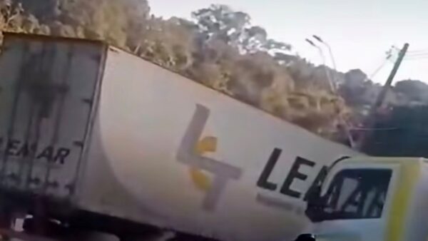 Caminhão fica atravessado e interdita Rodovia Caminho do Mar em São Bernardo neste sábado