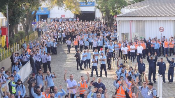 Trabalhadores da GM em São Caetano durante assembleia da campanha salarial