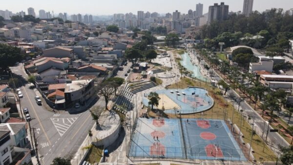 Vista aérea de quadras esportivas e área de lazer em São Caetano do Sul