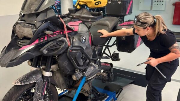 Mecânica de motocicletas realiza manutenção em oficina do Sesc São Caetano
