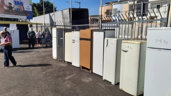 Geladeiras alinhadas durante entrega do programa Enel Compartilha Eficiência no Anacleto