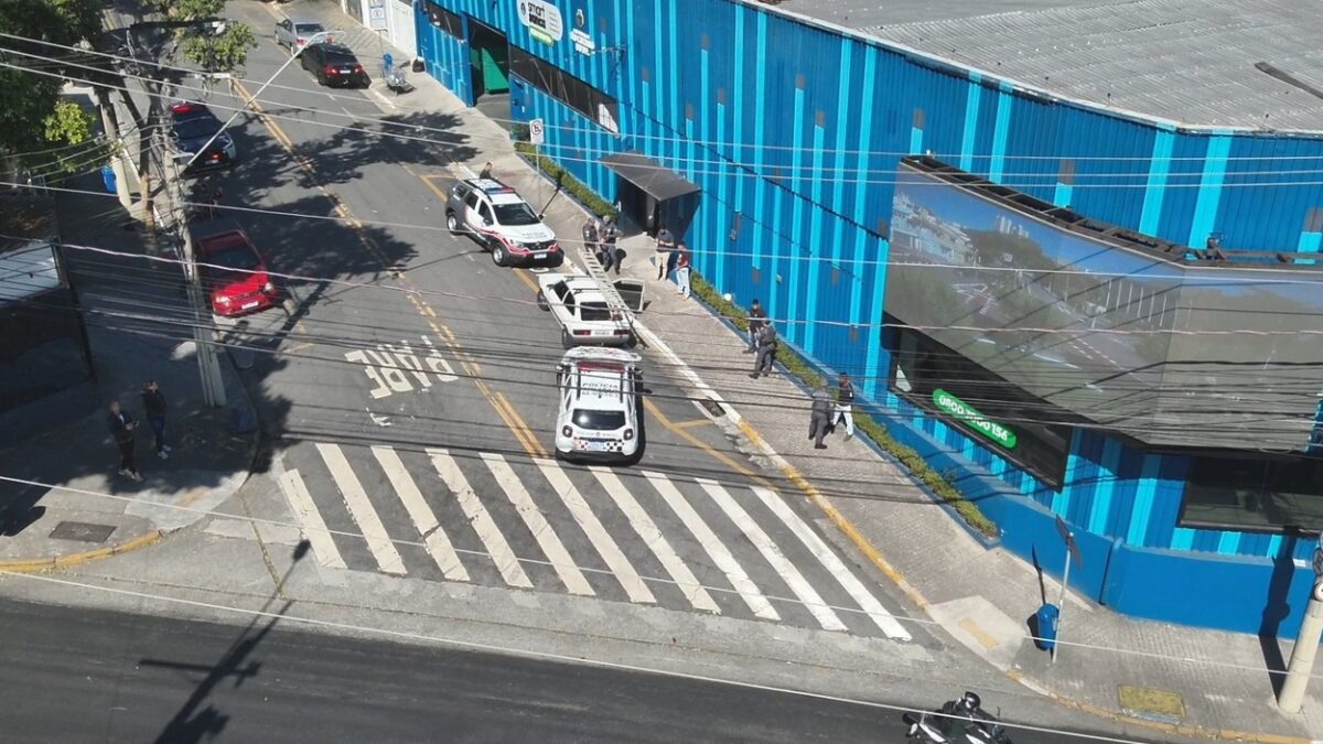 Viaturas policiais durante abordagem em frente ao centro do Smart Sanca em São Caetano do Sul