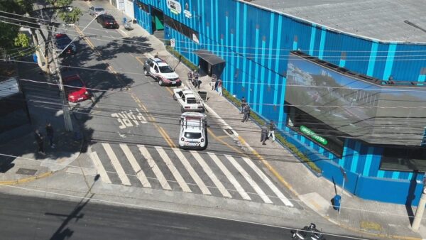Viaturas policiais durante abordagem em frente ao centro do Smart Sanca em São Caetano do Sul