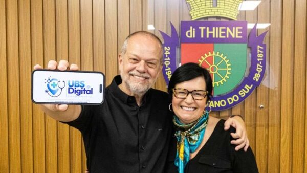 Prefeito de São Caetano do Sul exibe celular com a tela do aplicativo UBS Digital durante lançamento