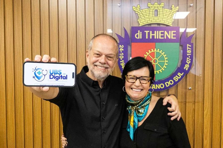 Prefeito de São Caetano do Sul exibe celular com a tela do aplicativo UBS Digital durante lançamento