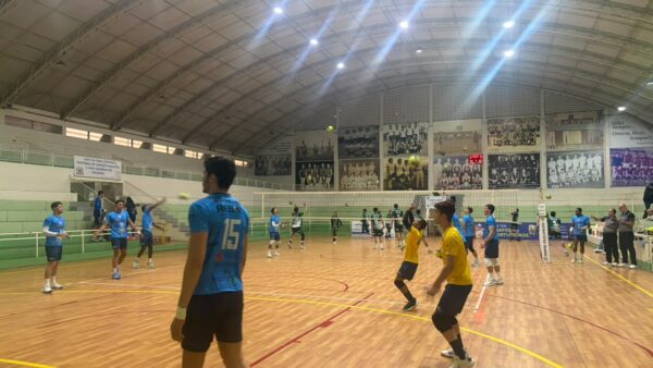 Jogadores do São Caetano Vôlei em quadra durante partida contra Lençóis Paulista pela Copa Piratininga