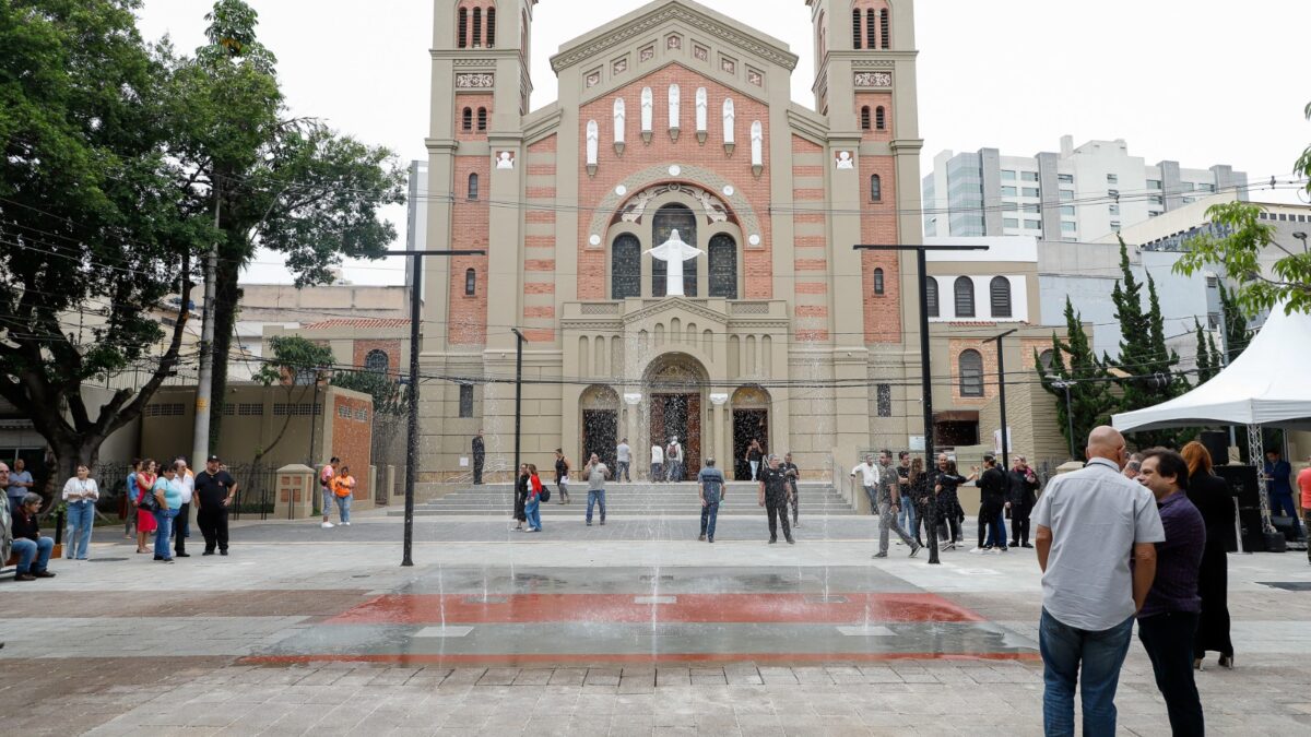 Praça Cardeal Arcoverde em frente à Igreja Matriz Sagrada Família em São Caetano do Sul