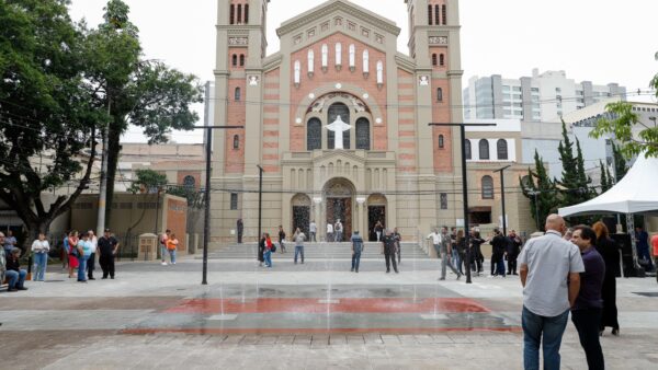 Praça Cardeal Arcoverde em frente à Igreja Matriz Sagrada Família em São Caetano do Sul