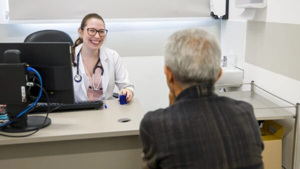 Médica atende paciente idoso em unidade de saúde de São Caetano do Sul
