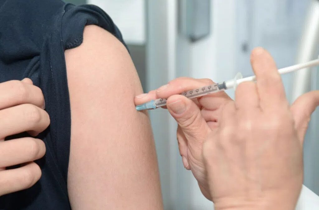 Aplicação de vacina no braço de um paciente