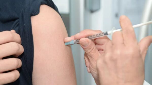 Aplicação de vacina no braço de um paciente