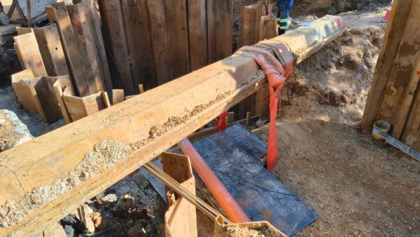 Trabalhador em obra de drenagem com tubulação suspensa em São Caetano do Sul