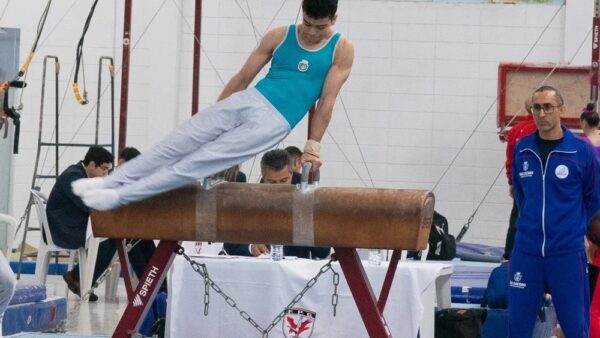 Ginasta compete no cavalo com alças no Campeonato Estadual de Ginástica Artística