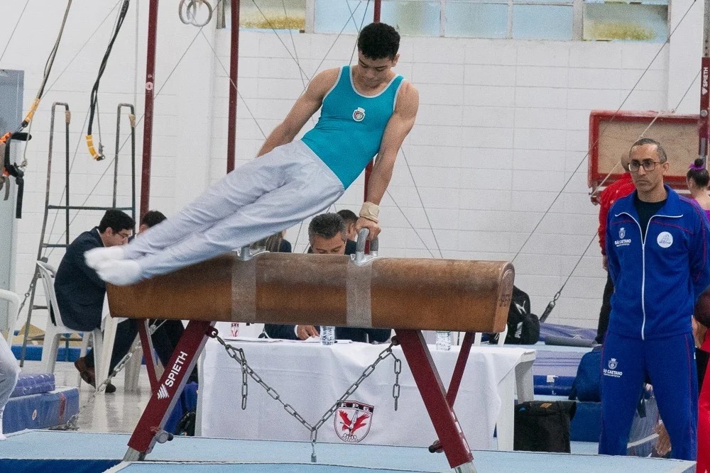 Ginasta compete no cavalo com alças no Campeonato Estadual de Ginástica Artística
