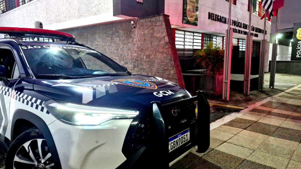 Viatura da Guarda Civil Municipal de São Caetano do Sul em frente à delegacia