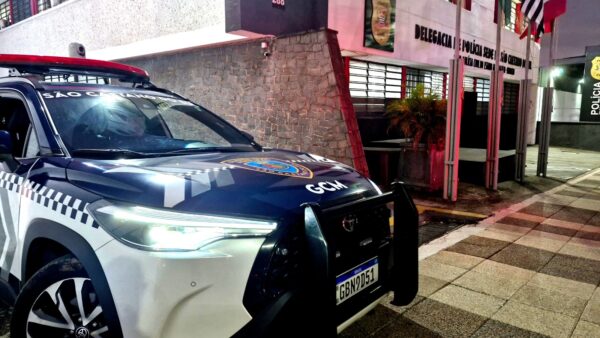 Viatura da Guarda Civil Municipal de São Caetano do Sul em frente à delegacia