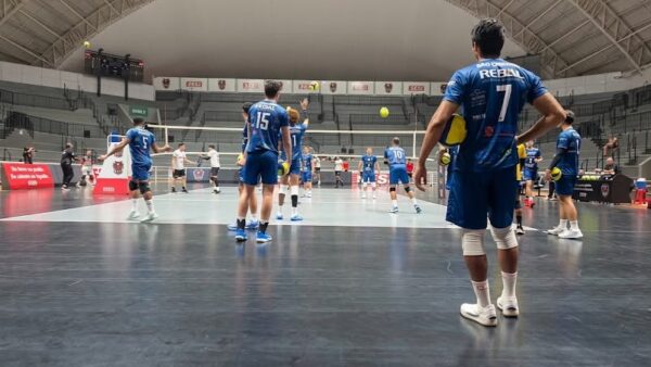 Jogadores de vôlei em quadra durante partida