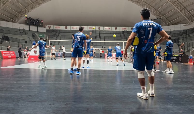 Jogadores de vôlei em quadra durante partida