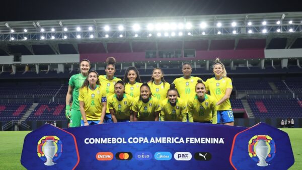 Titulares da Seleção Brasileira feminina posam para foto antes de partida da Copa América Feminina