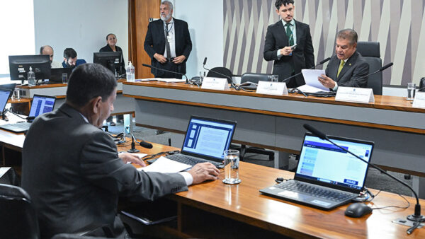 Comissão do Senado se diz preocupada com tarifa de 25% dos EUA e defende diálogo