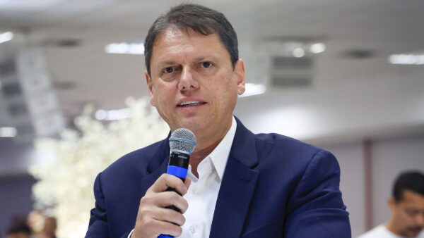 Governador de São Paulo Tarcísio de Freitas fala ao microfone durante entrevista coletiva