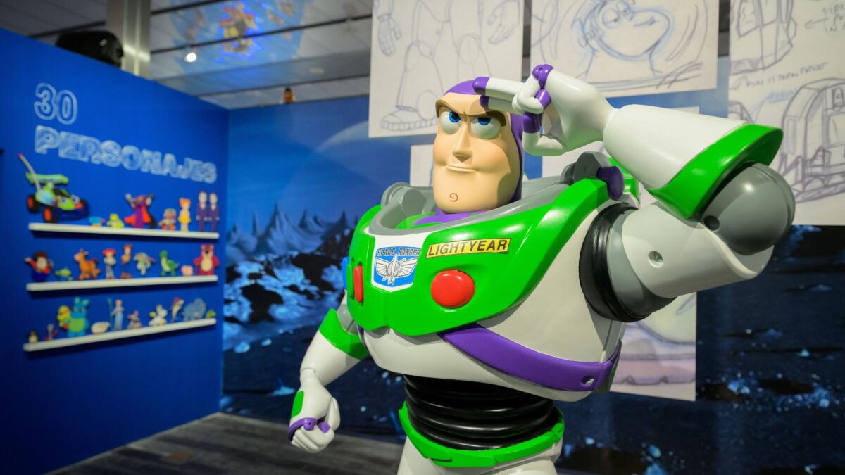 Estátua de Buzz Lightyear em exposição sobre Toy Story no Shopping Cidade São Paulo